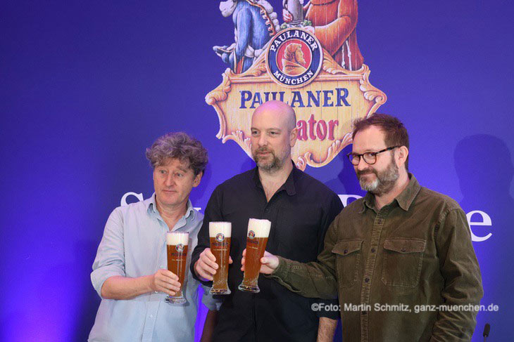 Nockherberg 2026: Fastenredner Stephan Zinner (Mi.), und die beiden Autoren Richard Oehmann (li.) und Stefan Betz (re.) im Palaner am Nockherberg (&copy;Foto: Martin Schmitz)